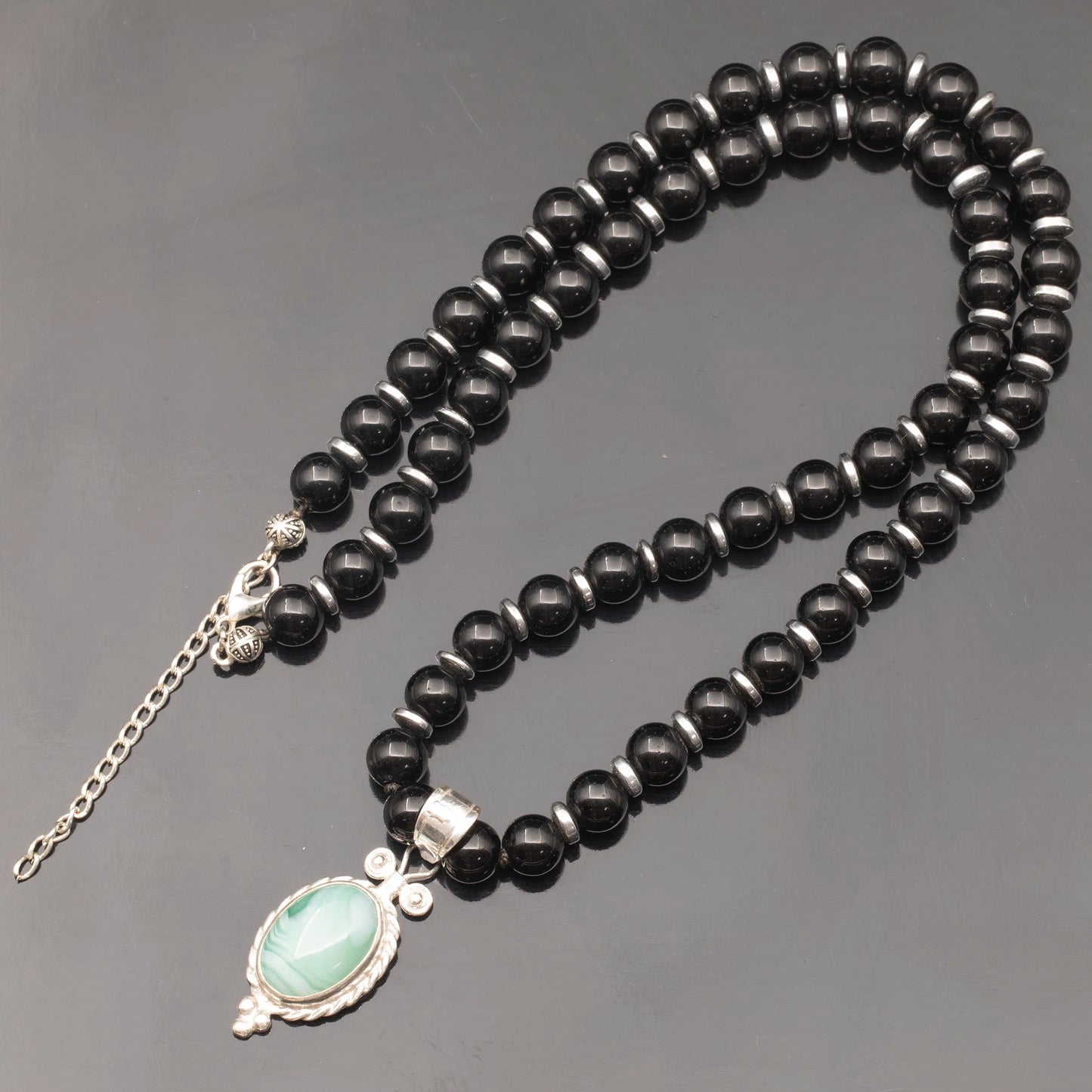 Colgante de león de latón, collar de macramé con cuentas de piedra de lava y ónix negro natural