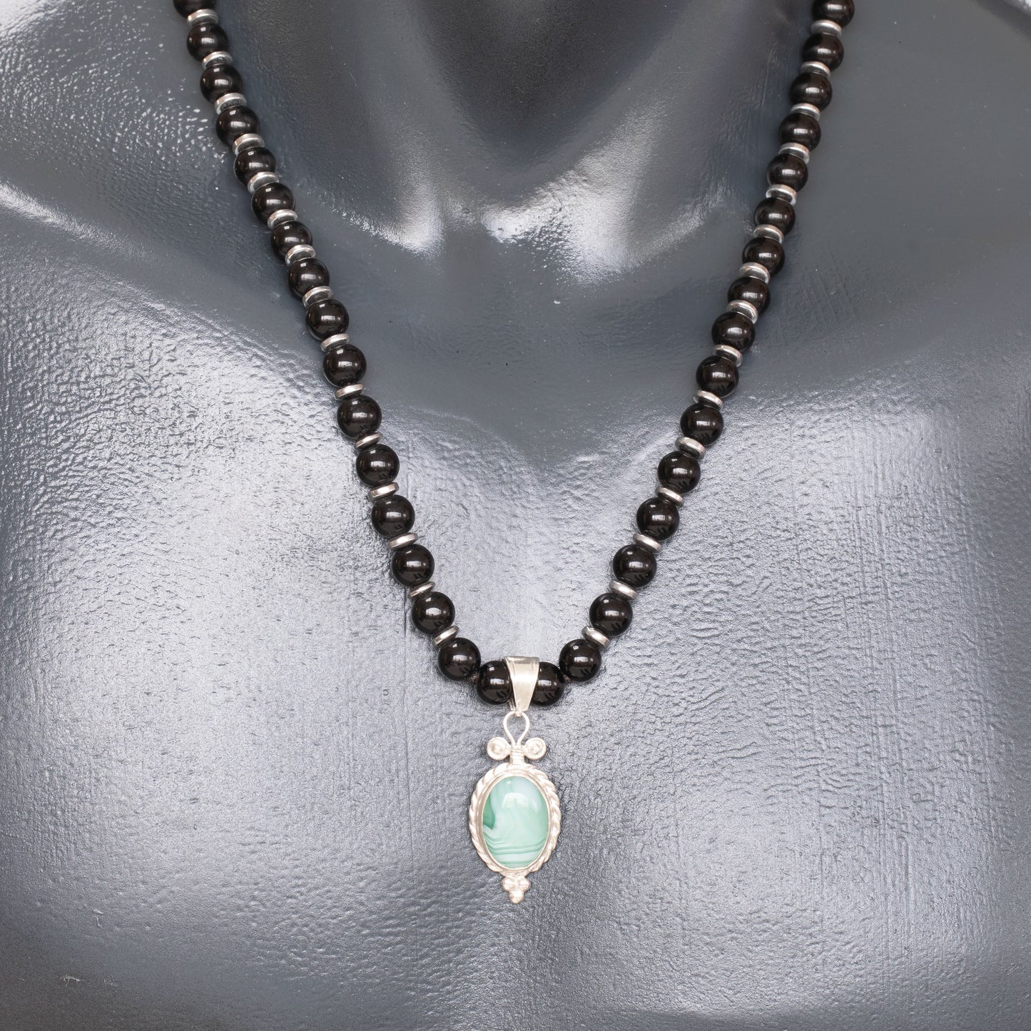 Colgante de león de latón, collar de macramé con cuentas de piedra de lava y ónix negro natural