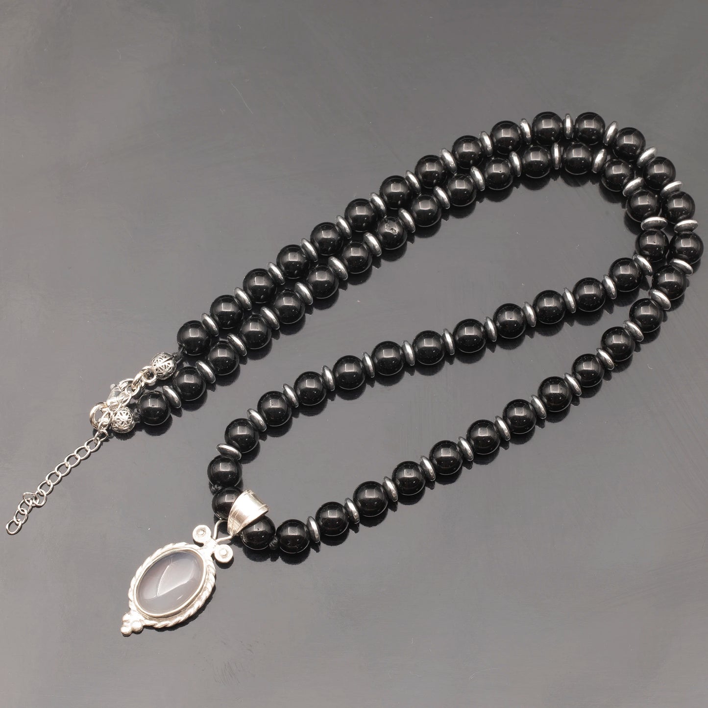 Löwenanhänger aus Messing, Makramee-Halskette mit natürlichen schwarzen Onyx- und Lavasteinperlen