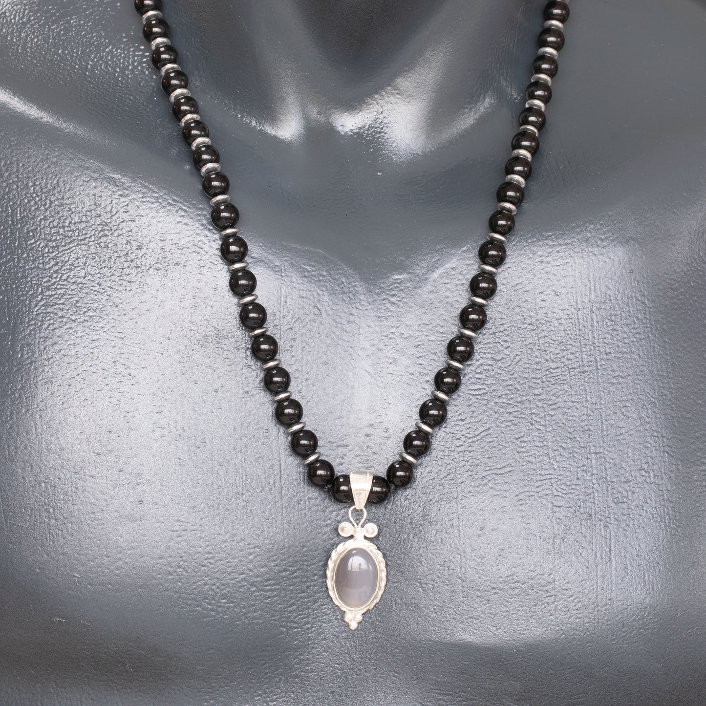 Löwenanhänger aus Messing, Makramee-Halskette mit natürlichen schwarzen Onyx- und Lavasteinperlen