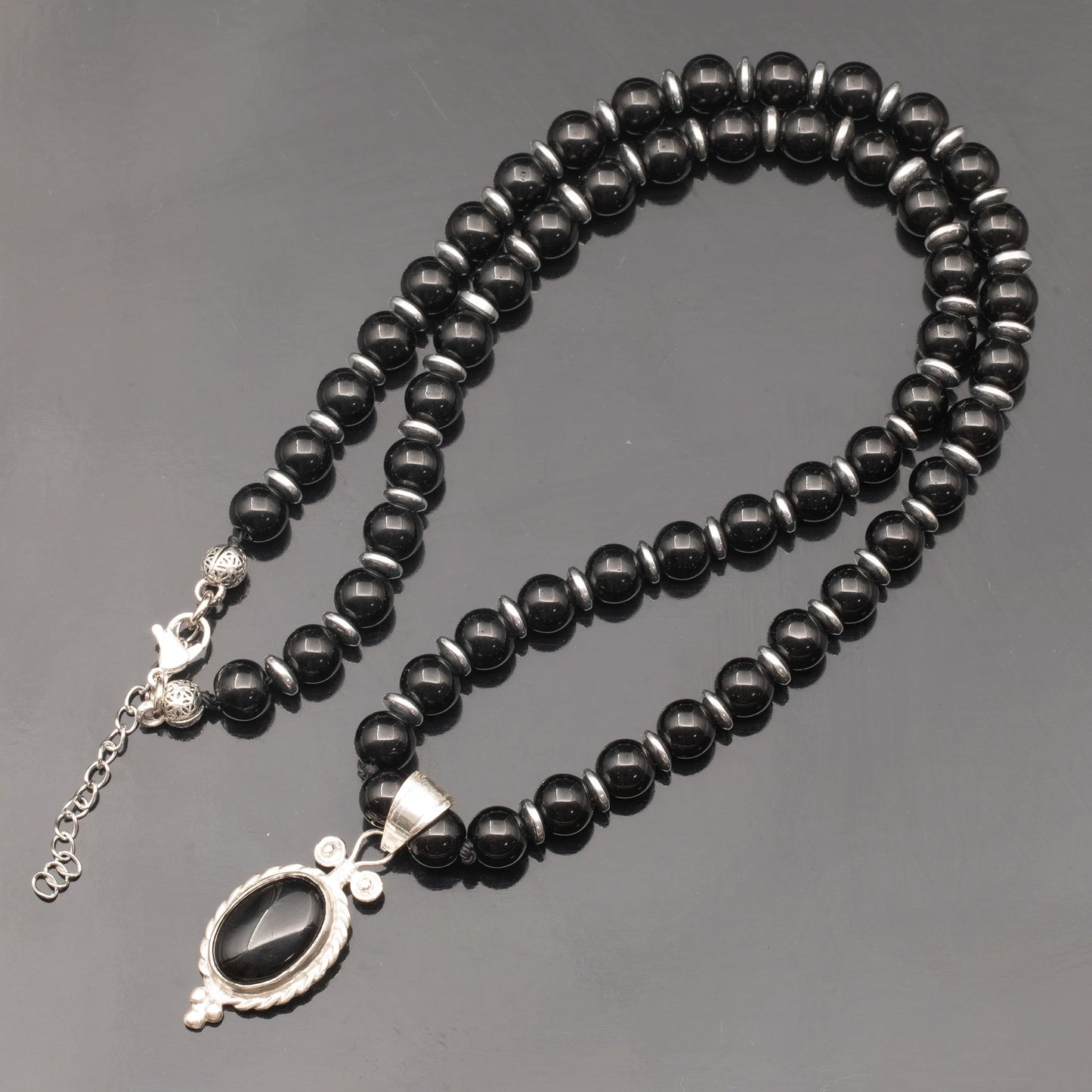 Löwenanhänger aus Messing, Makramee-Halskette mit natürlichen schwarzen Onyx- und Lavasteinperlen