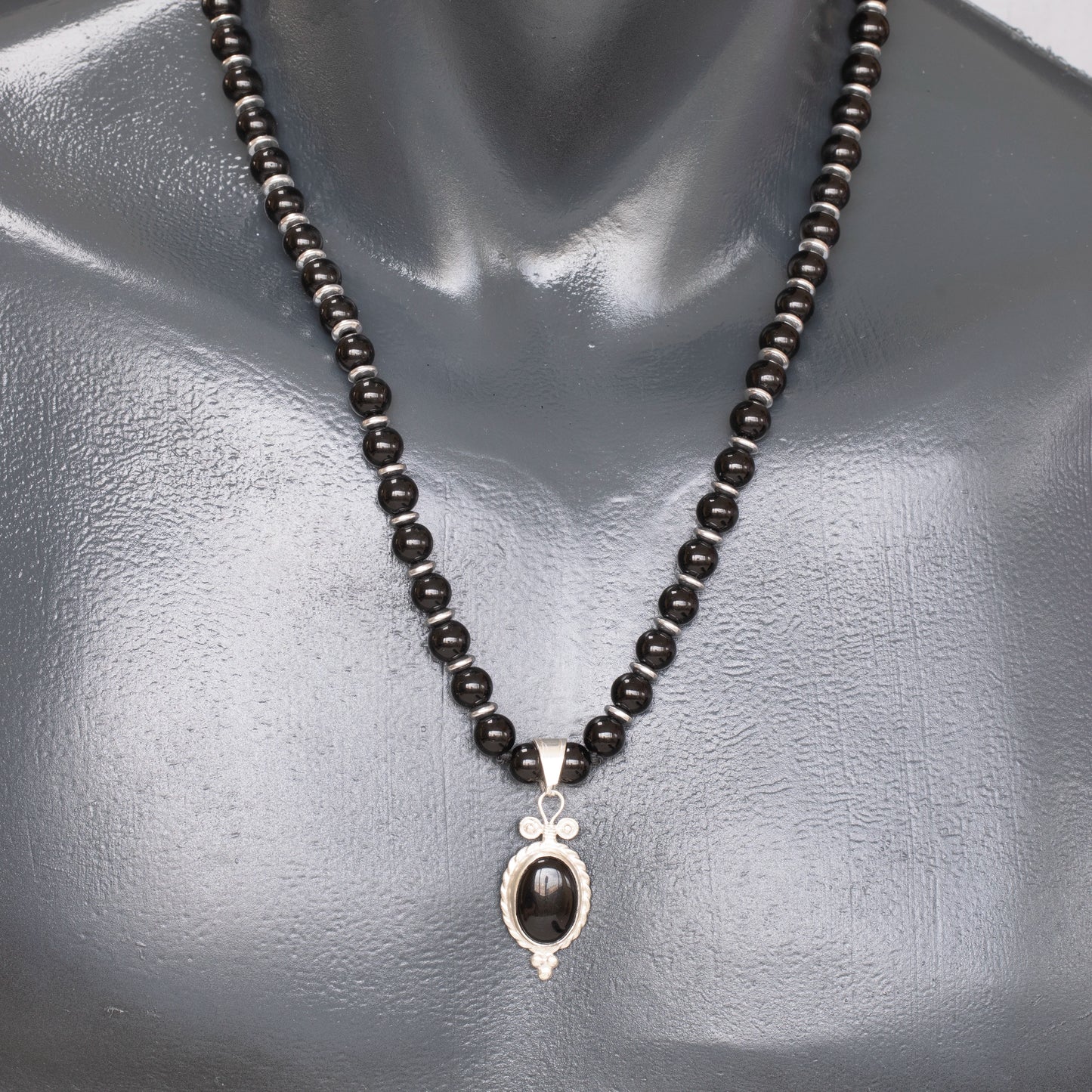 Löwenanhänger aus Messing, Makramee-Halskette mit natürlichen schwarzen Onyx- und Lavasteinperlen