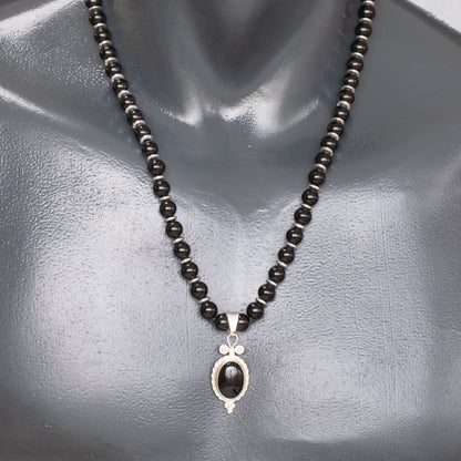 Löwenanhänger aus Messing, Makramee-Halskette mit natürlichen schwarzen Onyx- und Lavasteinperlen