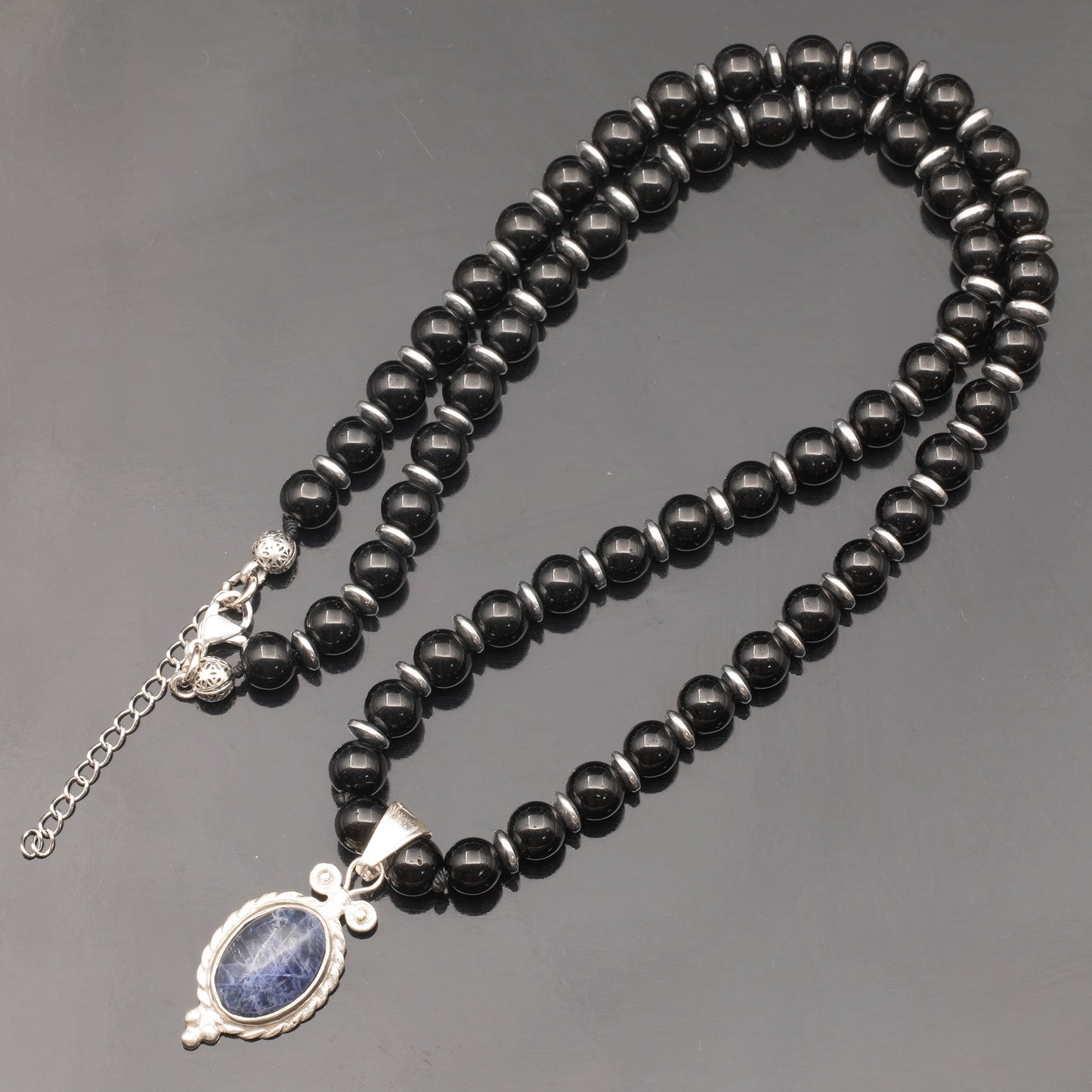 Colgante de león de latón, collar de macramé con cuentas de piedra de lava y ónix negro natural