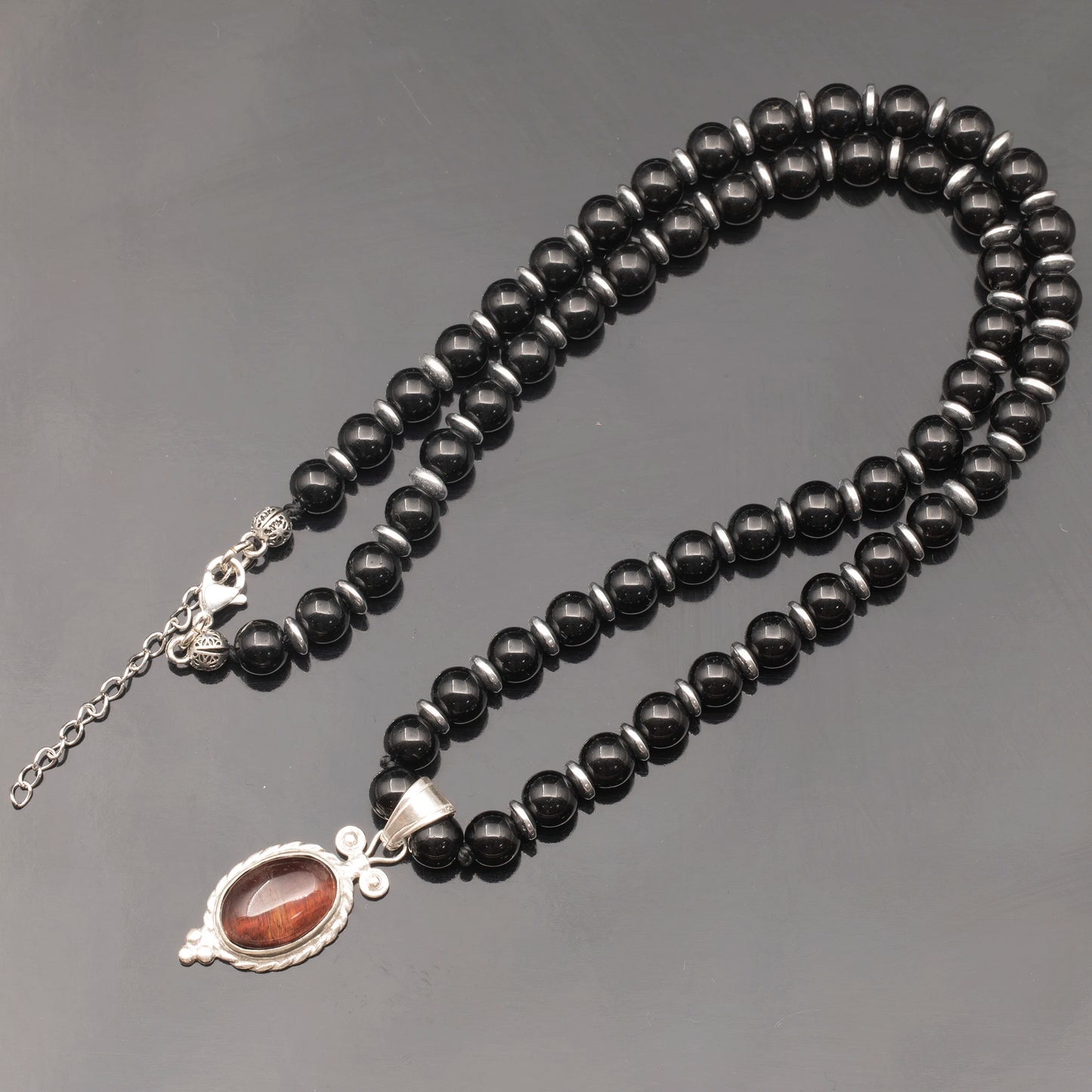 Colgante de león de latón, collar de macramé con cuentas de piedra de lava y ónix negro natural