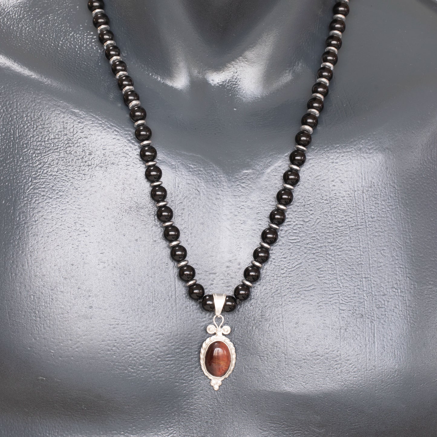 Colgante de león de latón, collar de macramé con cuentas de piedra de lava y ónix negro natural