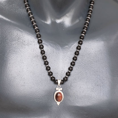 Colgante de león de latón, collar de macramé con cuentas de piedra de lava y ónix negro natural