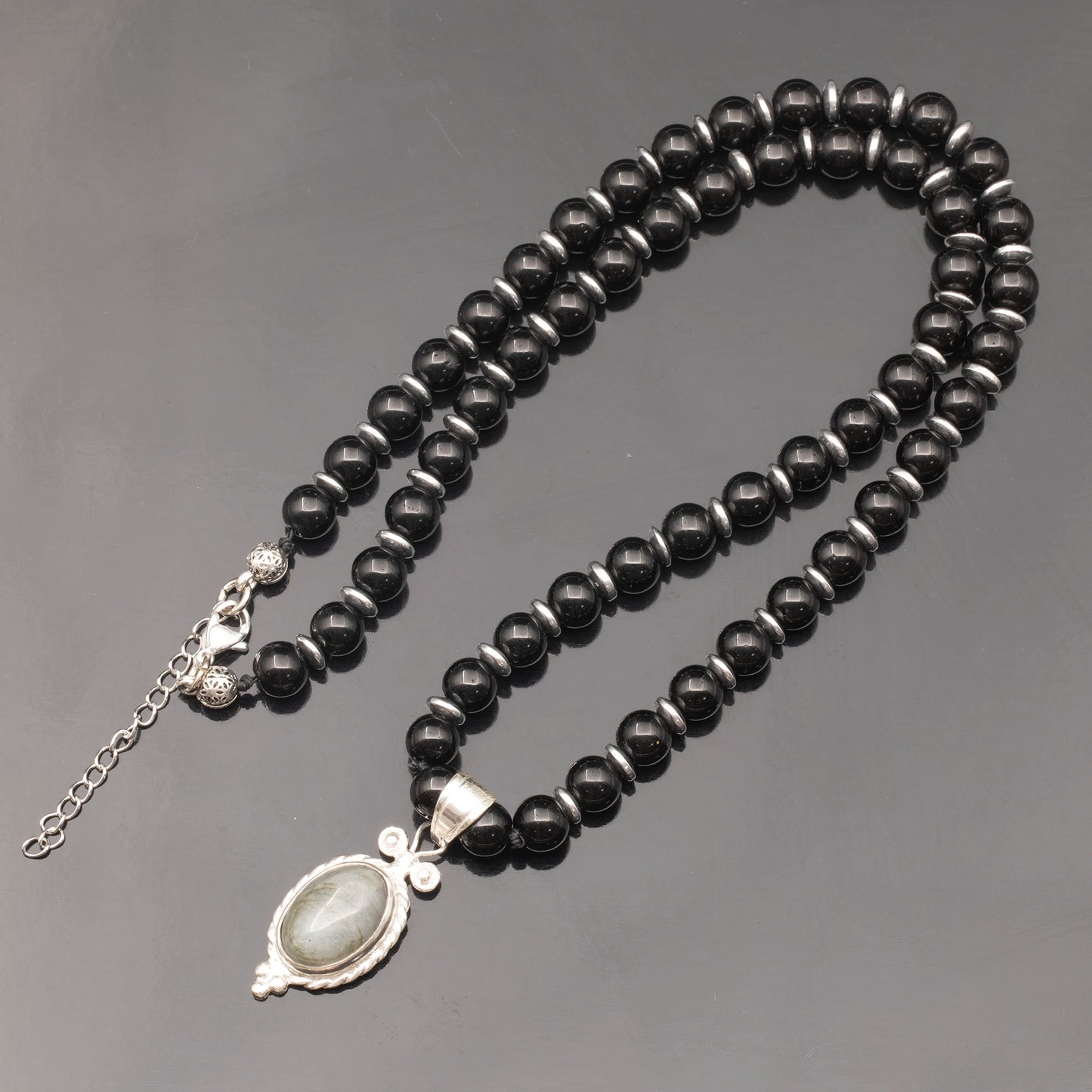 Löwenanhänger aus Messing, Makramee-Halskette mit natürlichen schwarzen Onyx- und Lavasteinperlen