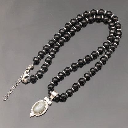 Löwenanhänger aus Messing, Makramee-Halskette mit natürlichen schwarzen Onyx- und Lavasteinperlen