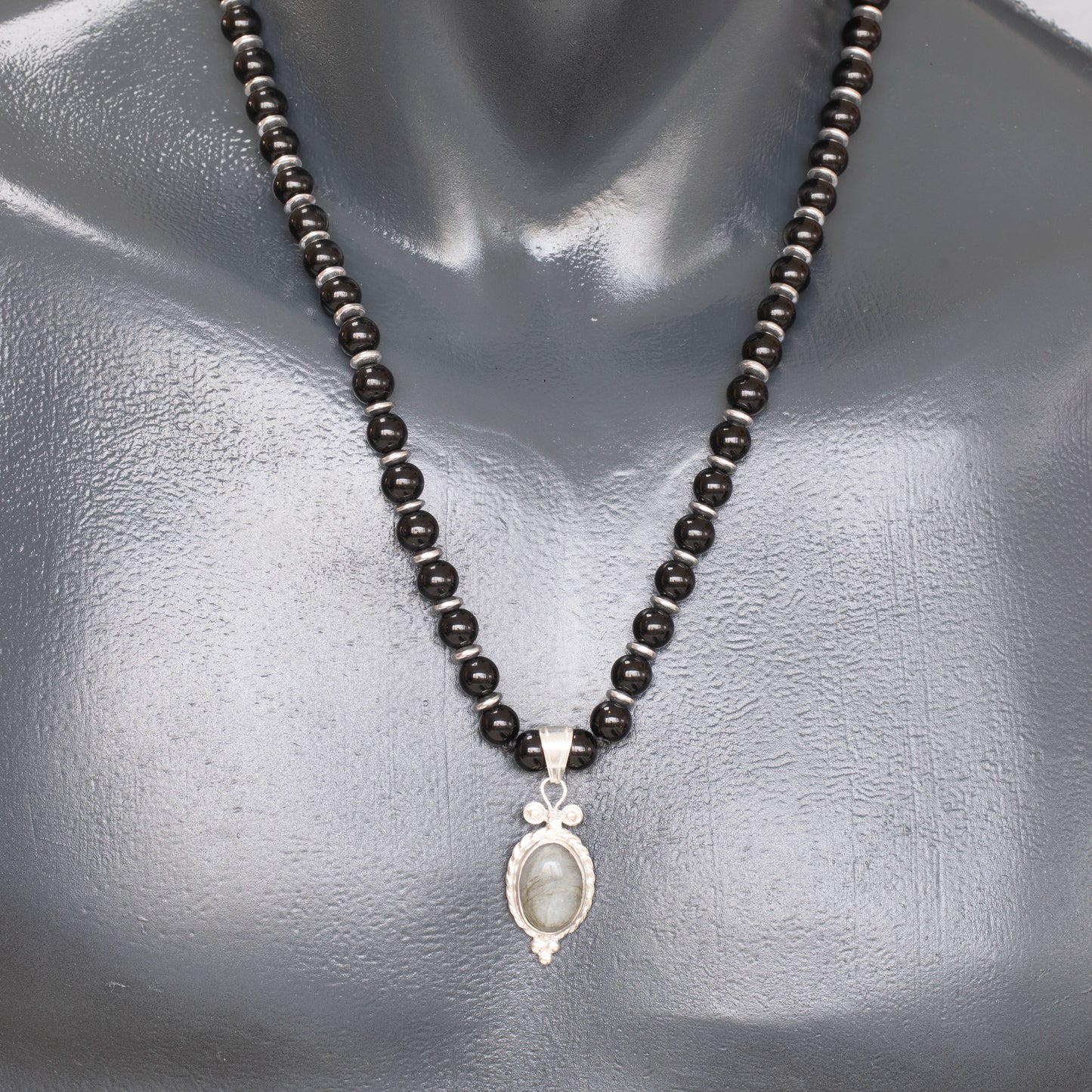 Löwenanhänger aus Messing, Makramee-Halskette mit natürlichen schwarzen Onyx- und Lavasteinperlen