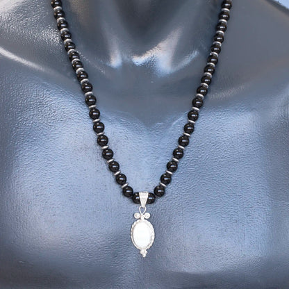 Colgante de león de latón, collar de macramé con cuentas de piedra de lava y ónix negro natural