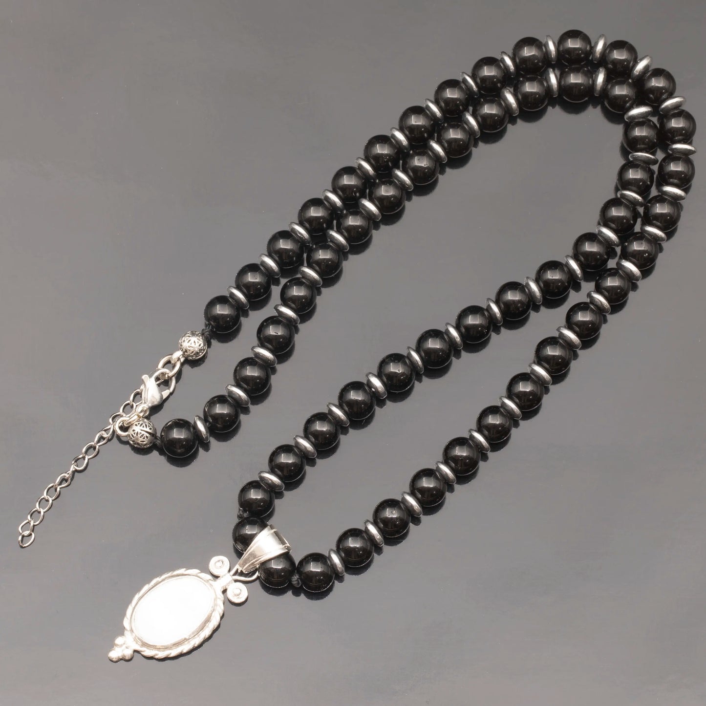 Colgante de león de latón, collar de macramé con cuentas de piedra de lava y ónix negro natural