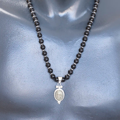 Colgante de león de latón, collar de macramé con cuentas de piedra de lava y ónix negro natural