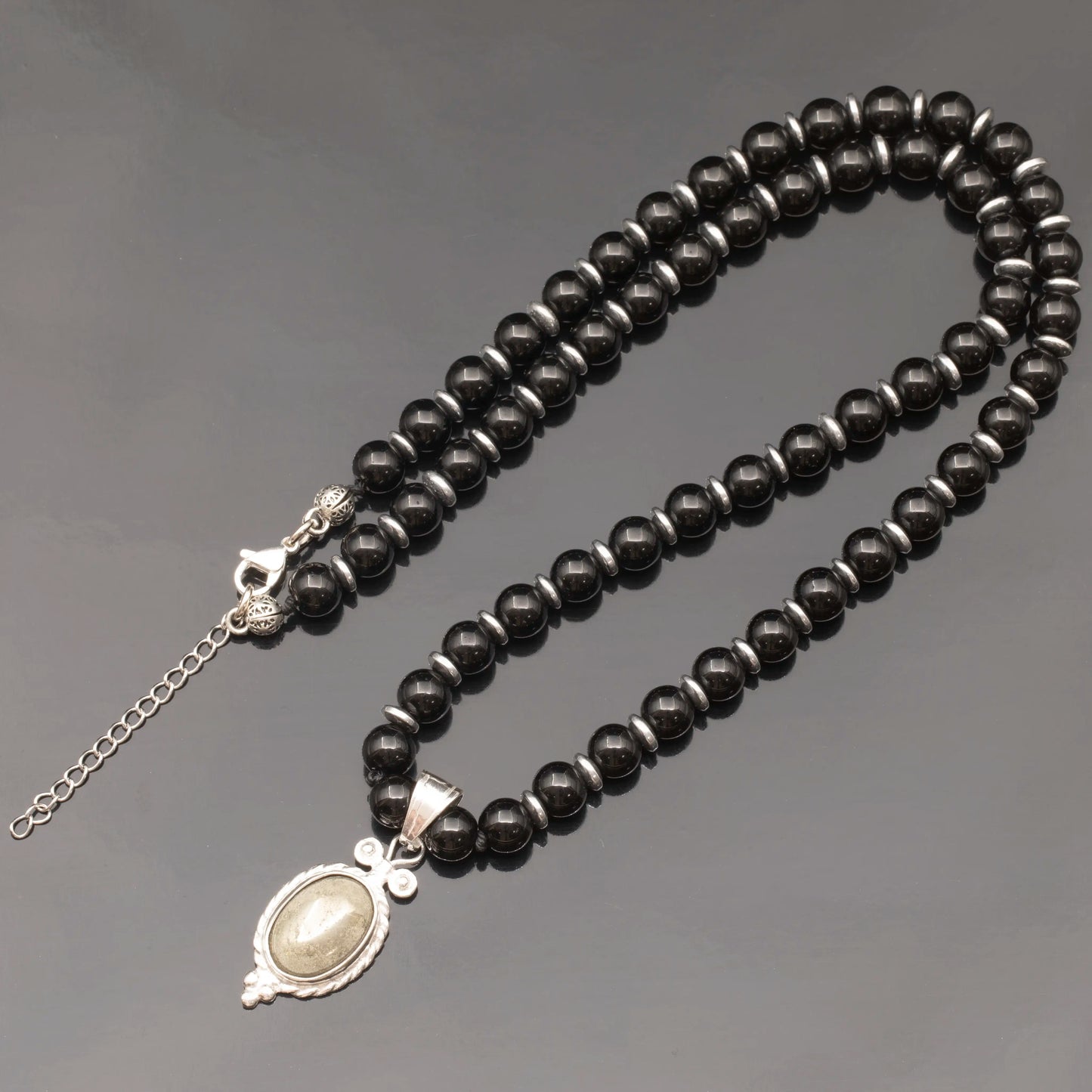 Colgante de león de latón, collar de macramé con cuentas de piedra de lava y ónix negro natural
