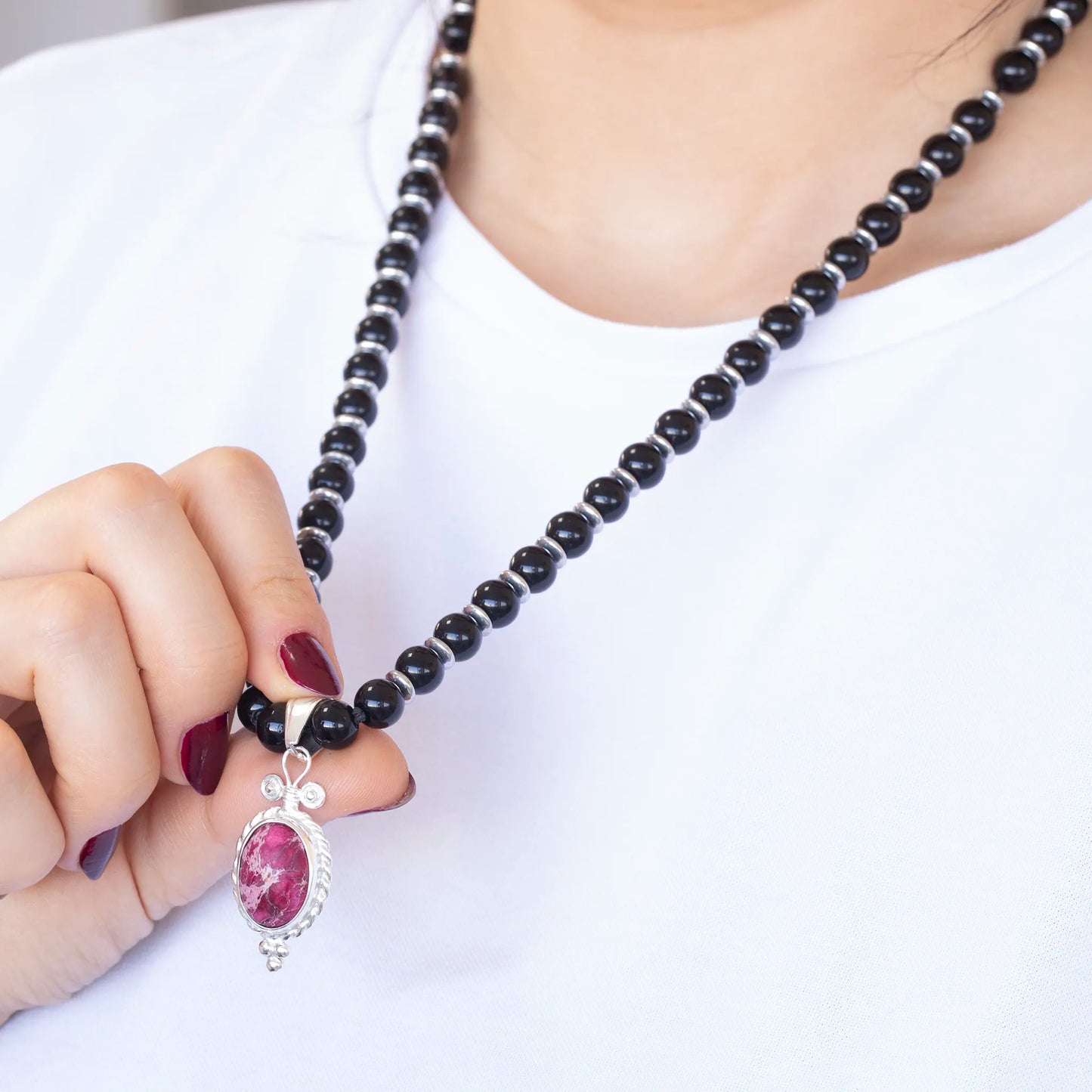 Löwenanhänger aus Messing, Makramee-Halskette mit natürlichen schwarzen Onyx- und Lavasteinperlen