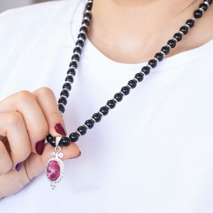 Löwenanhänger aus Messing, Makramee-Halskette mit natürlichen schwarzen Onyx- und Lavasteinperlen