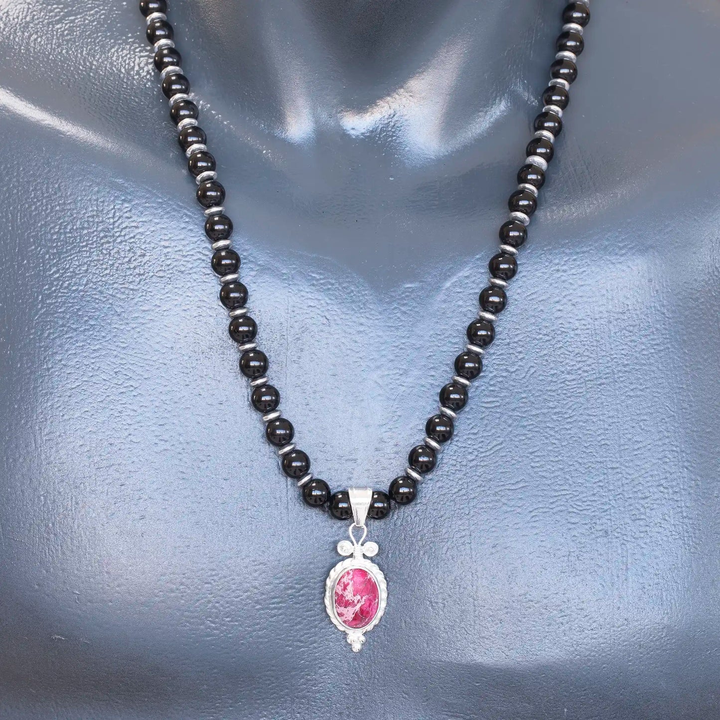 Löwenanhänger aus Messing, Makramee-Halskette mit natürlichen schwarzen Onyx- und Lavasteinperlen