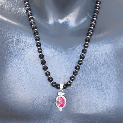 Löwenanhänger aus Messing, Makramee-Halskette mit natürlichen schwarzen Onyx- und Lavasteinperlen