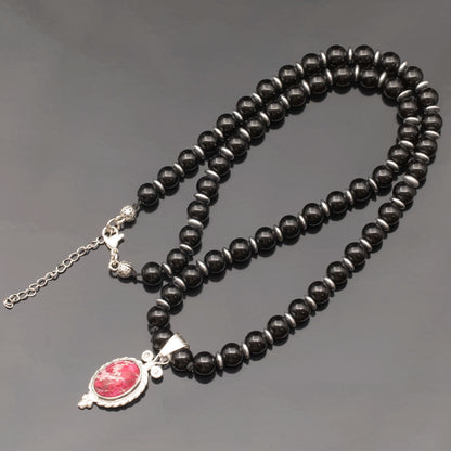 Löwenanhänger aus Messing, Makramee-Halskette mit natürlichen schwarzen Onyx- und Lavasteinperlen