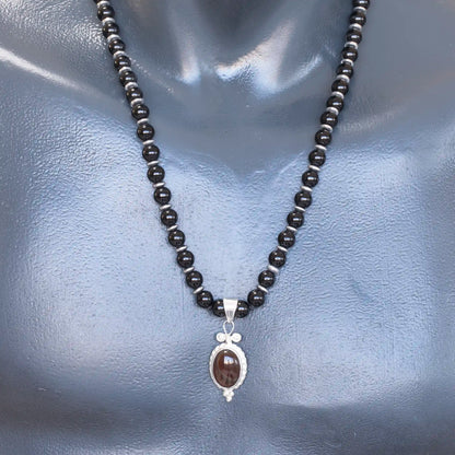 Colgante de león de latón, collar de macramé con cuentas de piedra de lava y ónix negro natural