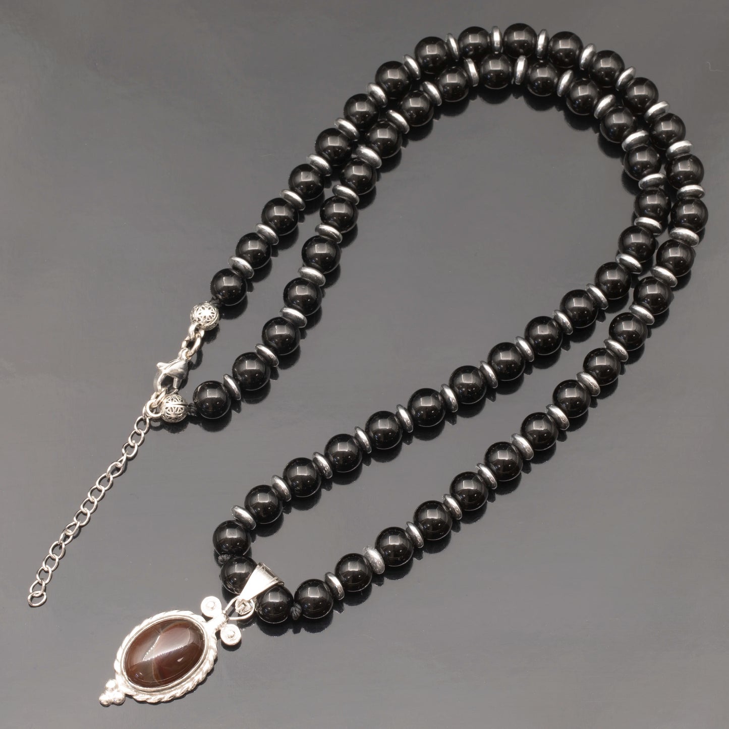 Colgante de león de latón, collar de macramé con cuentas de piedra de lava y ónix negro natural
