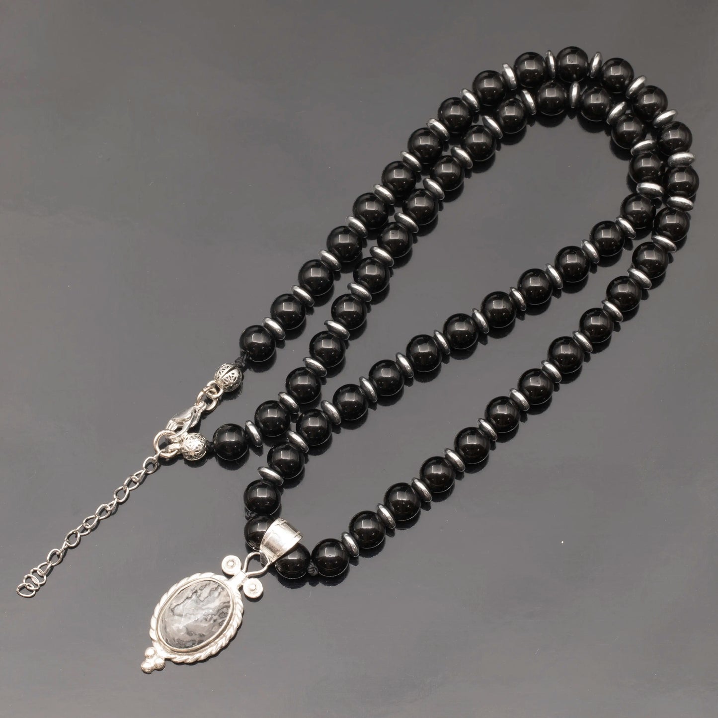 Colgante de león de latón, collar de macramé con cuentas de piedra de lava y ónix negro natural