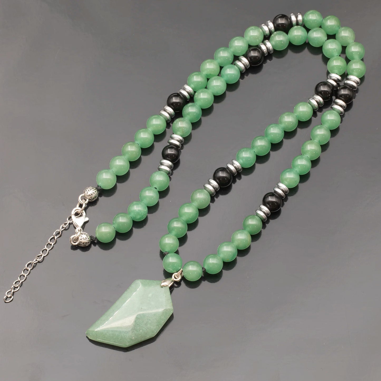 Colgante de león de latón, collar de macramé con cuentas de piedra de lava y ónix negro natural