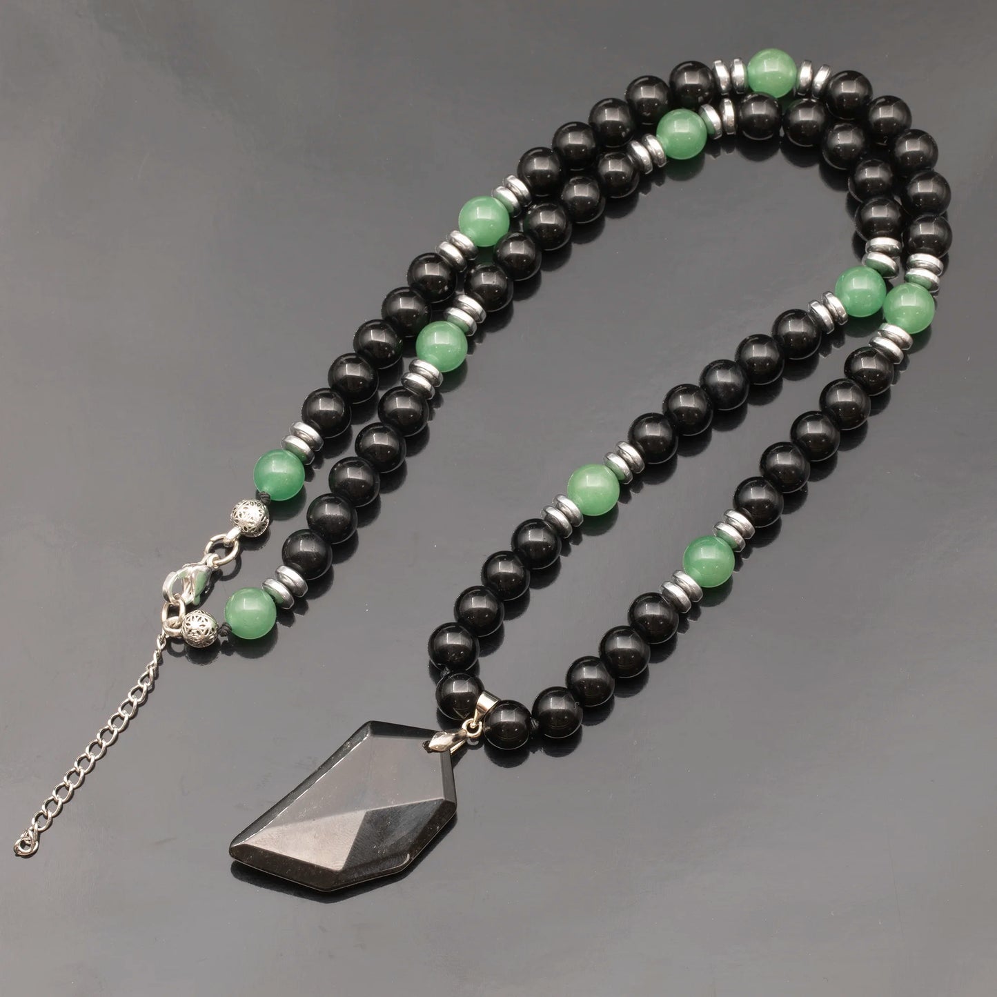 Colgante de león de latón, collar de macramé con cuentas de piedra de lava y ónix negro natural