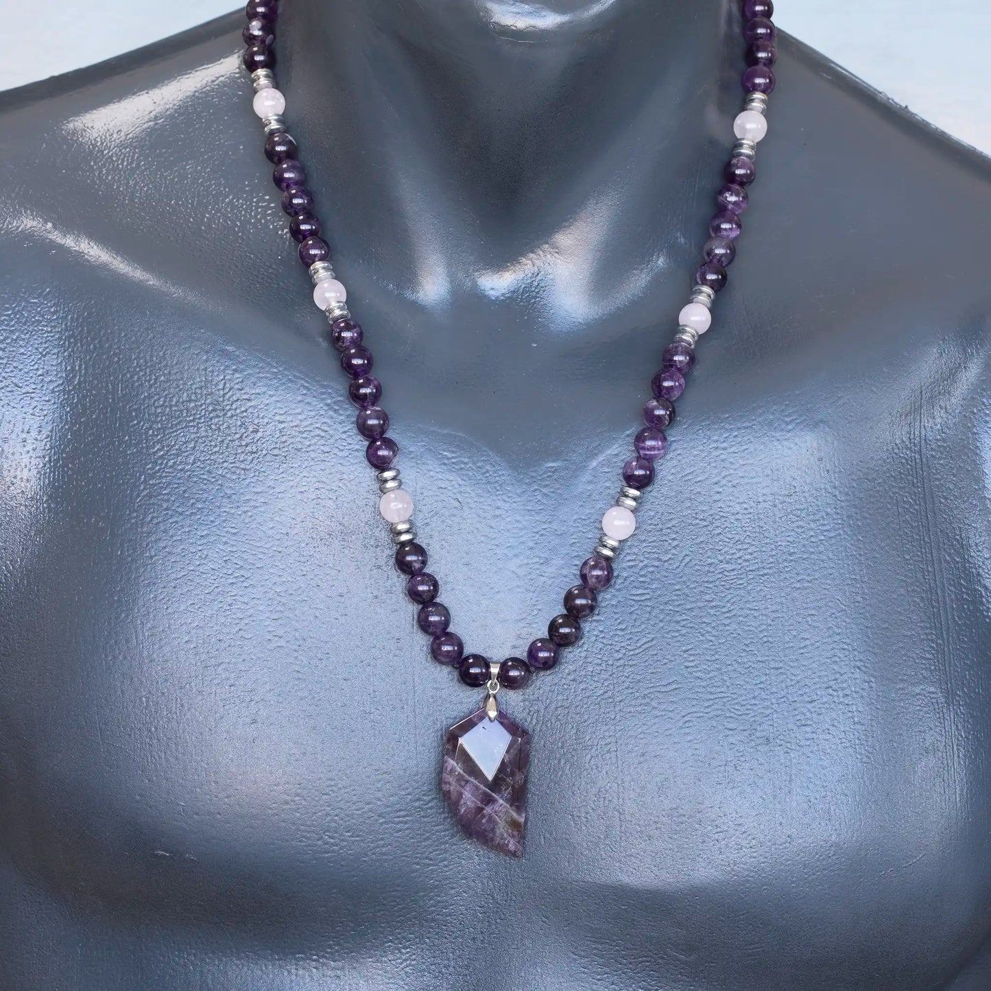 Colgante de león de latón, collar de macramé con cuentas de piedra de lava y ónix negro natural