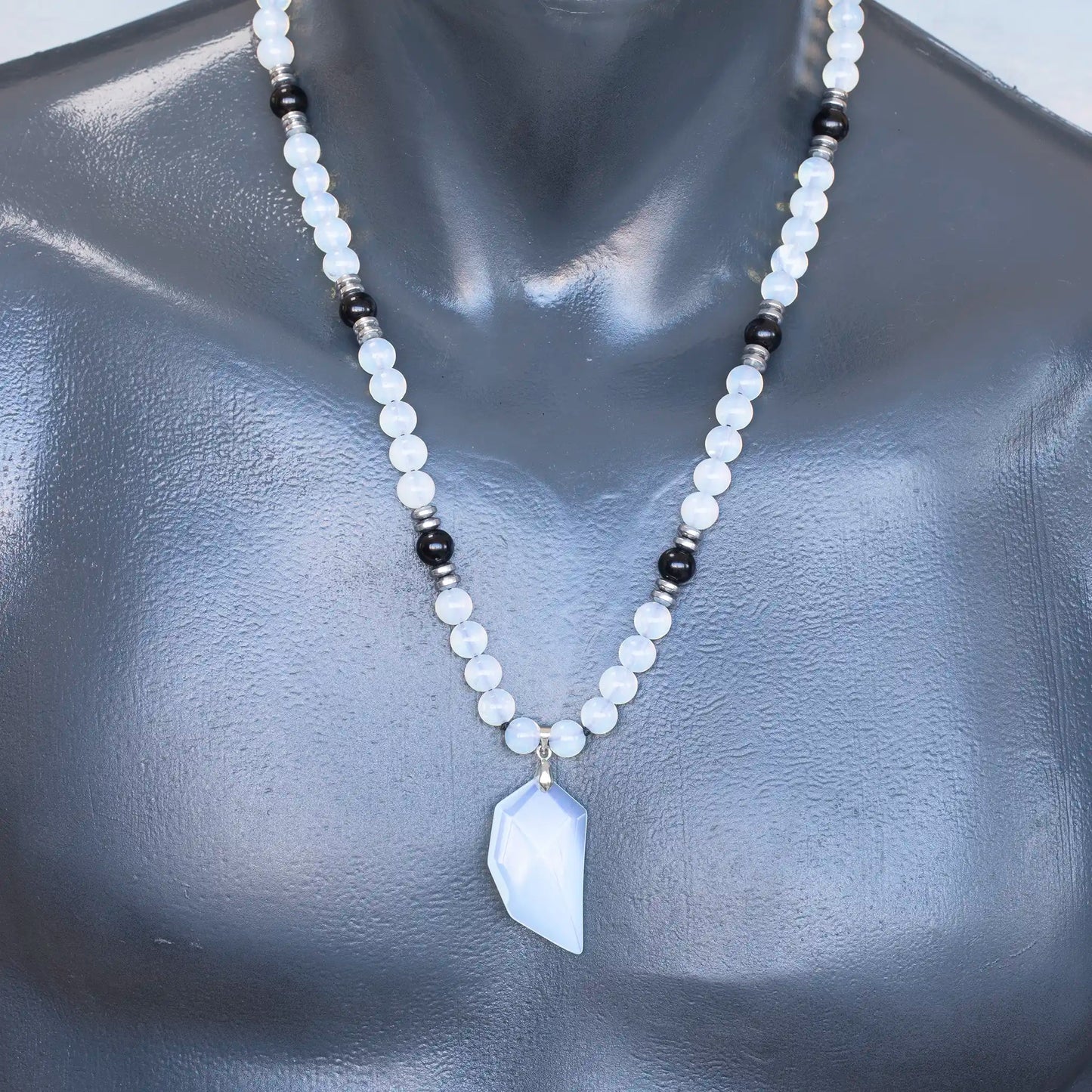 Colgante de león de latón, collar de macramé con cuentas de piedra de lava y ónix negro natural