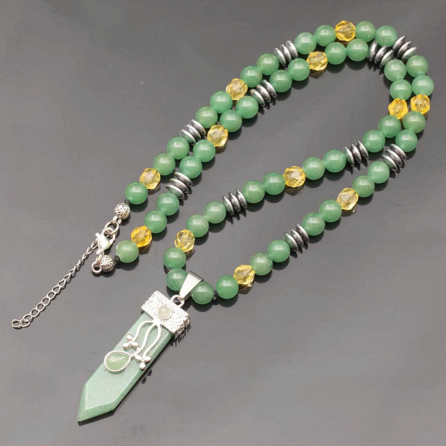 Colgante de león de latón, collar de macramé con cuentas de piedra de lava y ónix negro natural